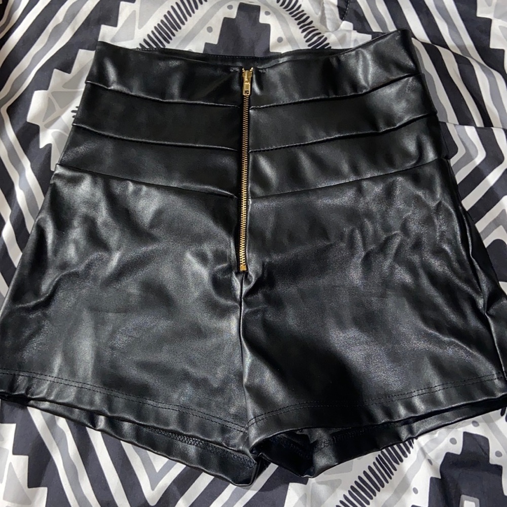 BLACK LEATHER SHORTS